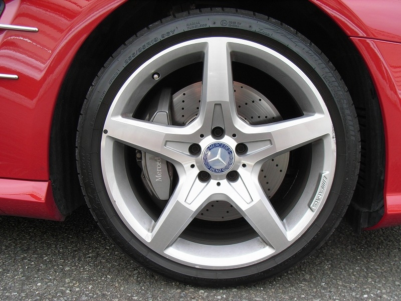 価格.com - 『F:255/35R19、R:285/30R19タイヤを装備。対向キャリパー 