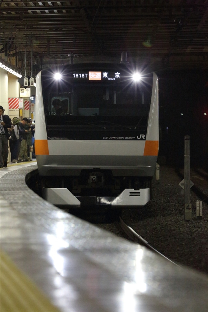 価格.com - 『夜の駅に入線中の電車を縦位置で撮影。』CANON EF70