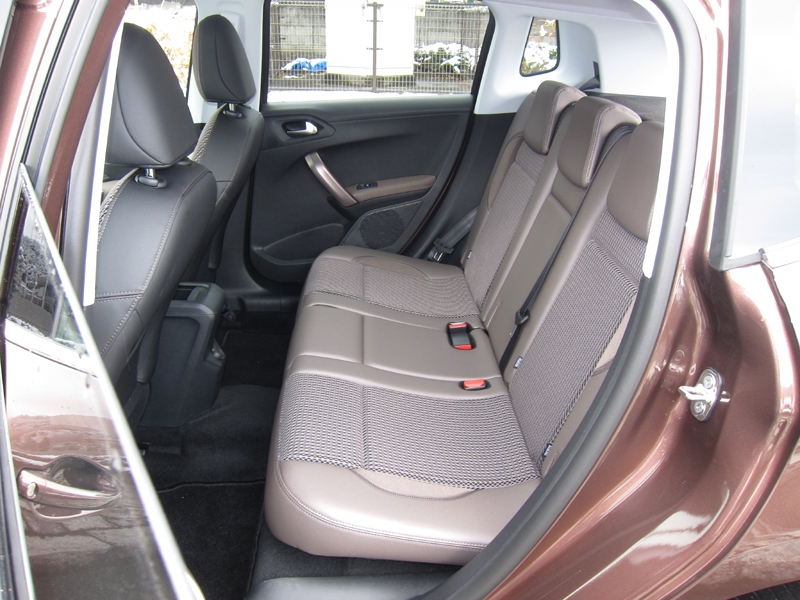 価格 Com 着座位置は高くないが広さは十分の後席 プジョー 08 14年モデル 森口将之さんのレビュー 評価投稿画像 写真 ワゴン的な使い勝手を備えたファッショナブルビークル