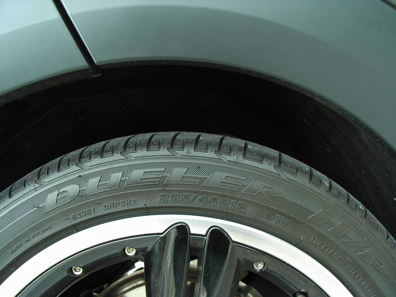 価格 Com Dueler H P Sport のロゴは大きめに刻印 ブリヂストン Dueler H P Sport Rft 225 50r17 94h 外川 信太郎さんのレビュー 評価投稿画像 写真 スポーツsuvの魅力を余すことなく楽しめるスポーツタイヤ