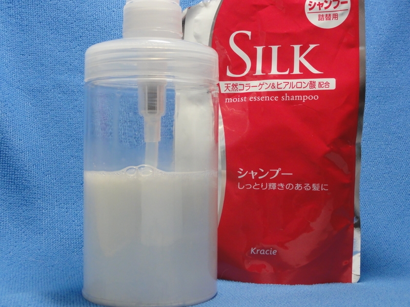 価格.com - 『透明ボトルに移してみました。』クラシエ シルク モイストエッセンスシャンプー 350ml 詰め替え用  ごはんねこさんのレビュー・評価投稿画像・写真「洗い上がりが微妙に不満」[188391]