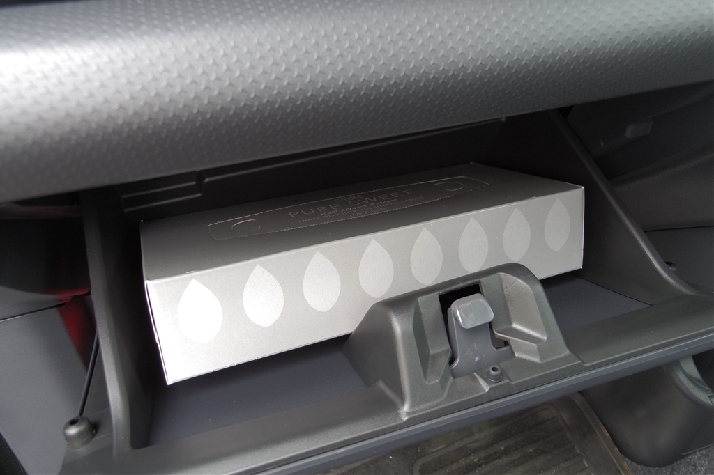 価格.com - 『グローブボックスはティッシュ箱1個でいっぱい 底に少しスペースはありますが』スズキ ハスラー 2014年モデル ぱっくぴー