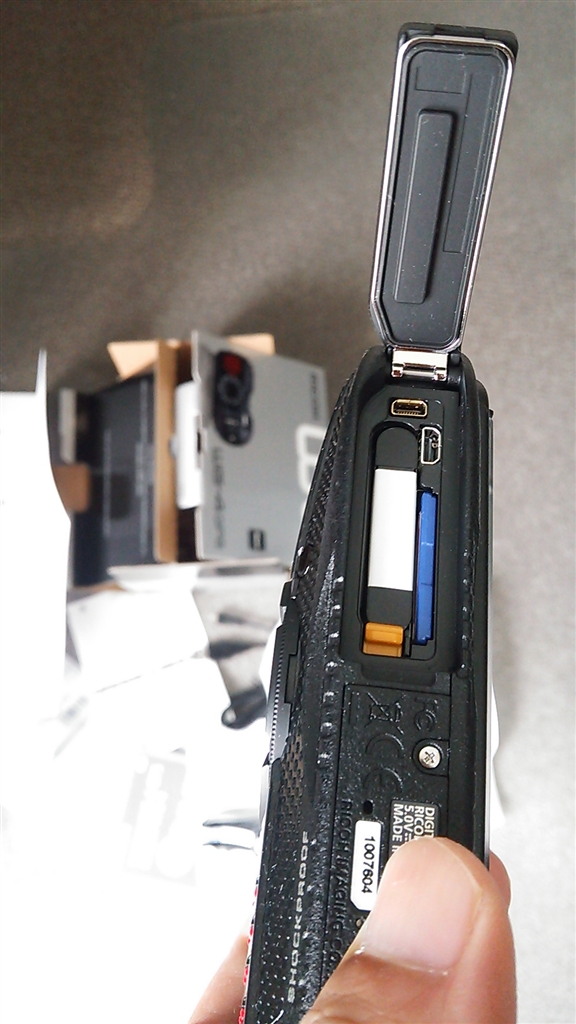 価格.com - 『充電器は付属せず別売。購入しない場合、本体に