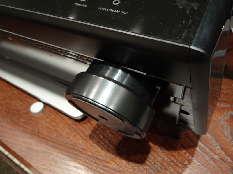 価格.com - 『YSP-2500の足部。回転すると高さを無段階に調整可能