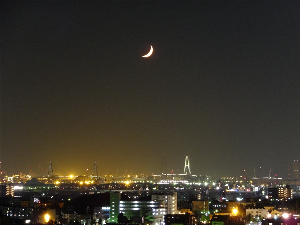 価格.com - 『夜景と月』富士フイルム FinePix F900EXR [ブラック] 月