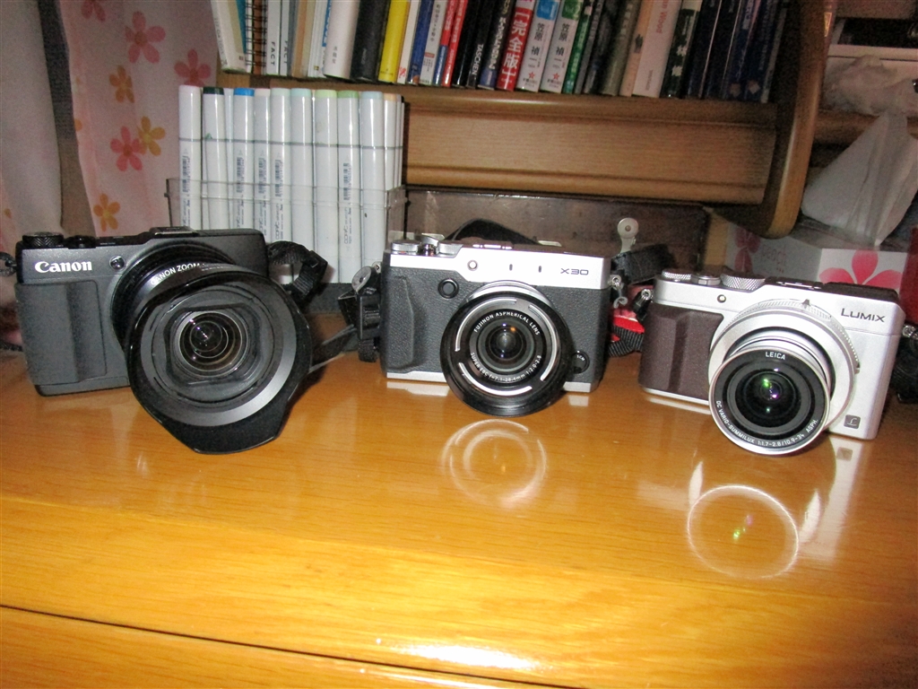 価格.com - 『左から3G1 X Mark II、真ん中がFUJIFILM X30