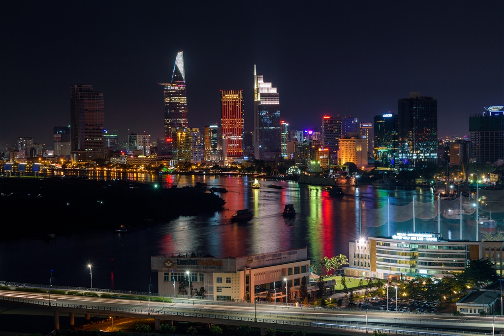 価格.com - 『ホーチミン夜景』ニコン D5500 18-55 VR II レンズキット