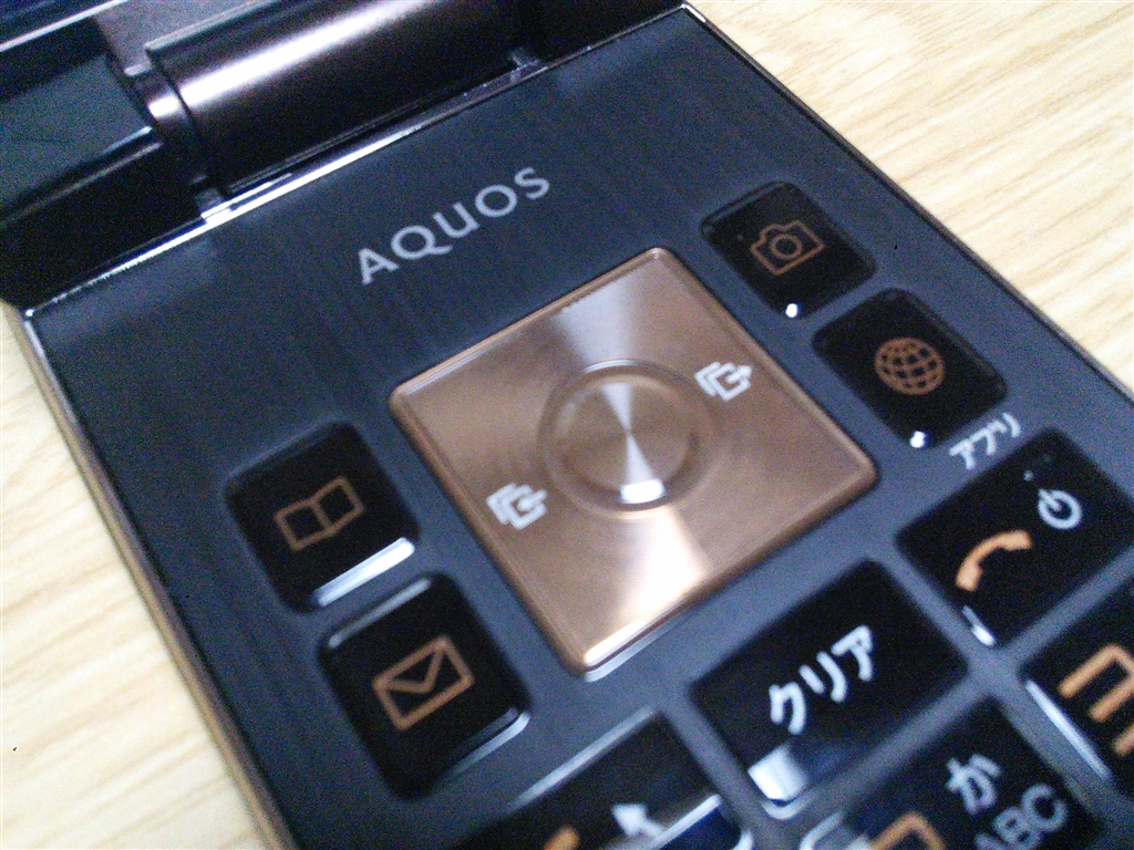 価格.com - 『問題の十字キー』シャープ AQUOS K SHF31 [ブラック