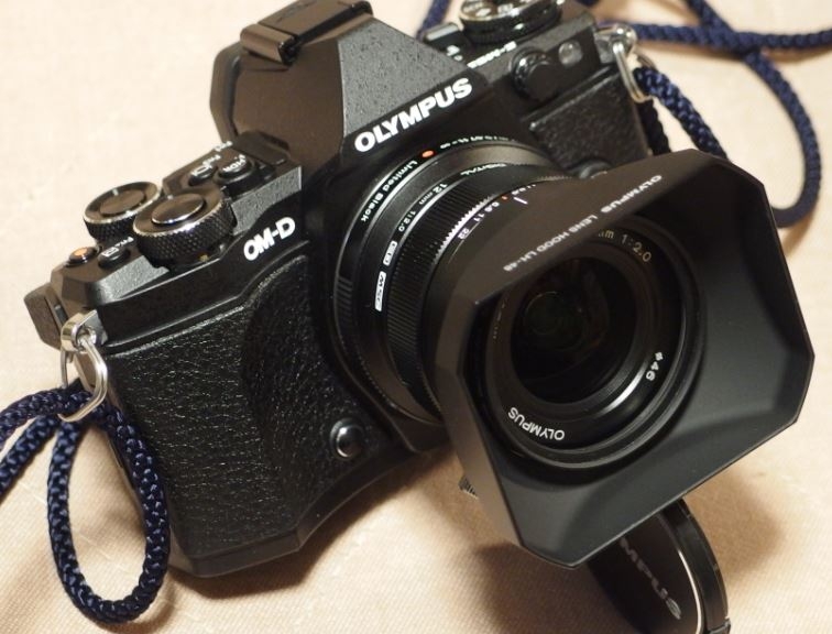 価格.com - 『12mmF2.0です』オリンパス OLYMPUS OM-D E-M5 Mark II ボディ [ブラック]  bigbear1さんのレビュー・評価投稿画像・写真「二代目OM-D E-M5 MkⅡ質感UP」[261401]