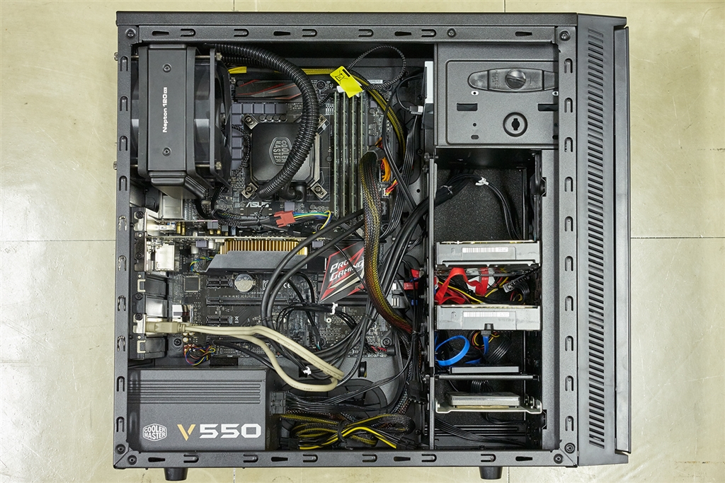 価格 Com 全パーツとりついたところ 画面左端のクーラーファンとりつけネジの出っ張りに注意 Cooler Master Silencio 452 Sil 452 Kkn1 Jp 錯乱棒さんのレビュー 評価投稿画像 写真 すっきりコンパクトだが 水冷cpuクーラーとの相性には注意
