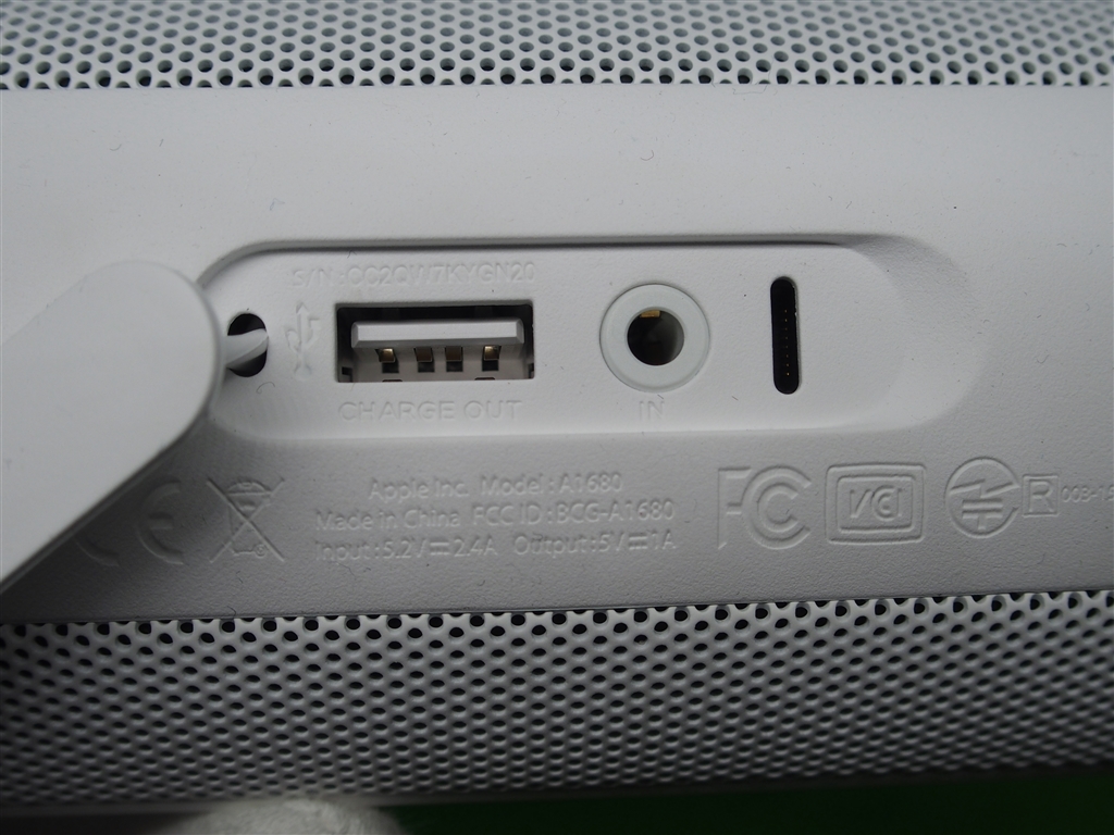 価格.com - 『充電は右側のライトニングケーブルを使用。ミニプラグと