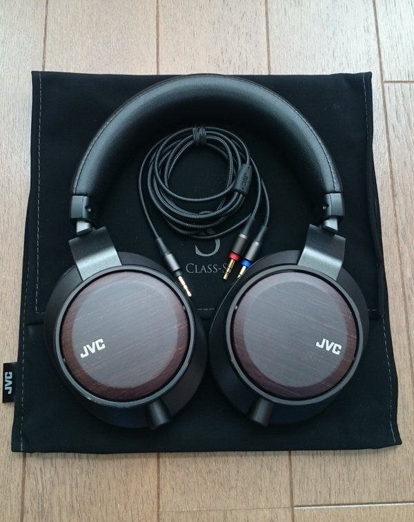 価格.com - 『ヘッドホン本体。ウッドのハウジングが大人っぽいシック