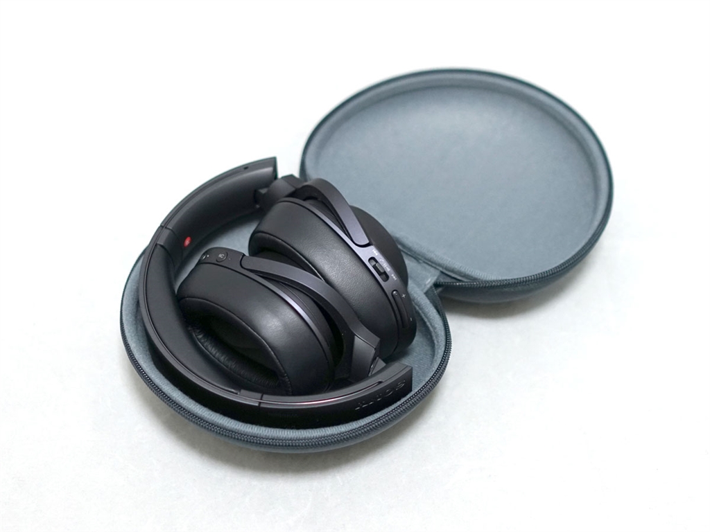 価格.com - 『折り畳み可能。セミハードケースが付属。』SONY h.ear on Wireless NC MDR-100ABN (B)  [チャコールブラック] 鴻池賢三さんのレビュー・評価投稿画像・写真「Bluetoothヘッドホンの新境地！」[293418]