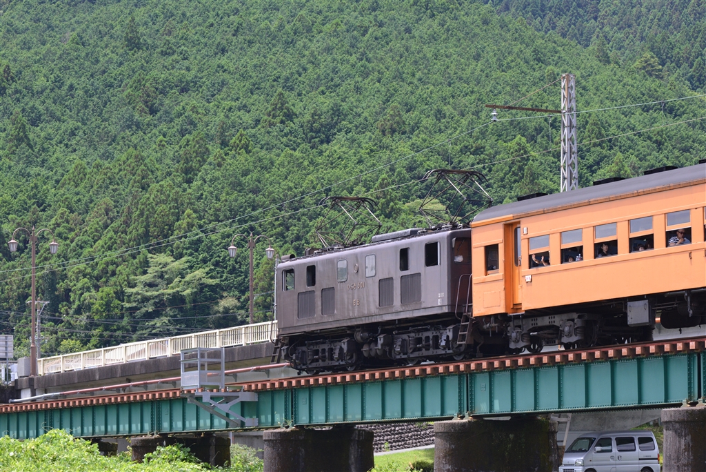価格.com - 『後押しの電気機関車も、役者の一人ってことで』ニコン AI