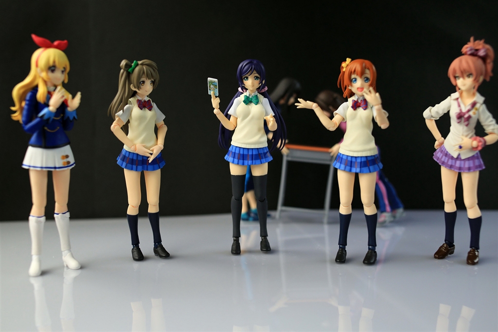 価格.com - 『デビューを共に喜んでいるようだ』BANDAI S.H.フィギュ