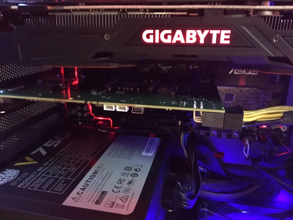 価格.com - 『GPU(1080)と。補助電源ケーブルが同包されています 