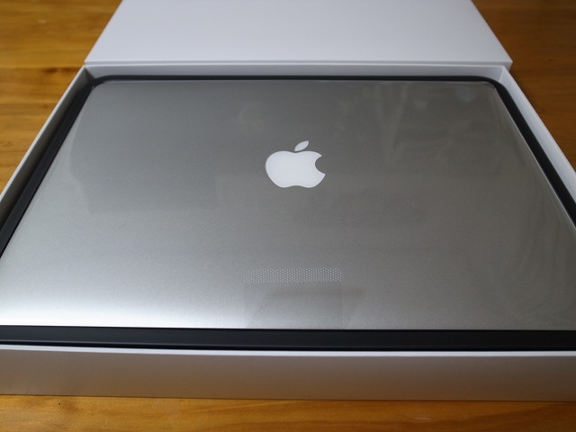 価格.com - 『やはり光る林檎マークは良いですね』Apple MacBook Air 