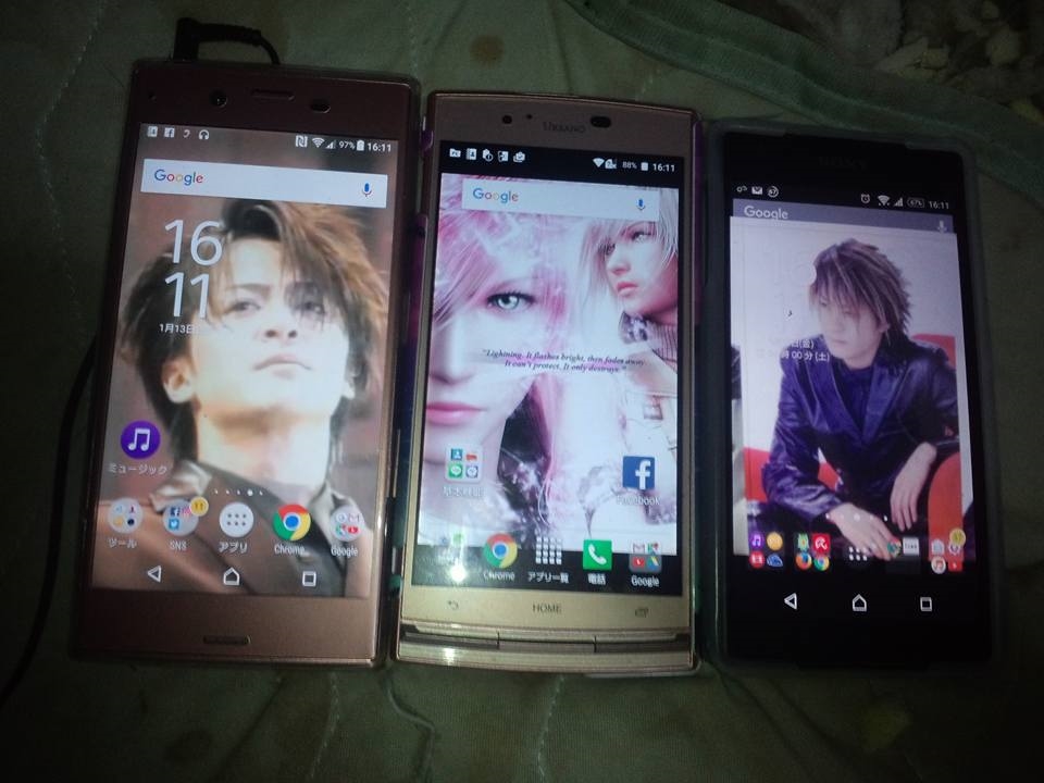 価格 Com 左 Xperia Xz 真ん中 本機 右がxperia Zl Sol25で画面比較画像です 京セラ Urbano V02 Au トゥインクルピンク なめ猫隊長さんのレビュー 評価投稿画像 写真 ウチの助っ人機であり ピンチヒッターです 331644