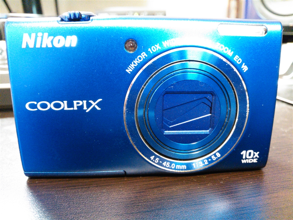 価格 Com 図1 デジカメを正面から スマホで撮影しています ニコン Coolpix S60 オーシャンブルー 三間飛車さんのレビュー 評価投稿画像 写真 初心者にもお薦めな お洒落なデジカメです