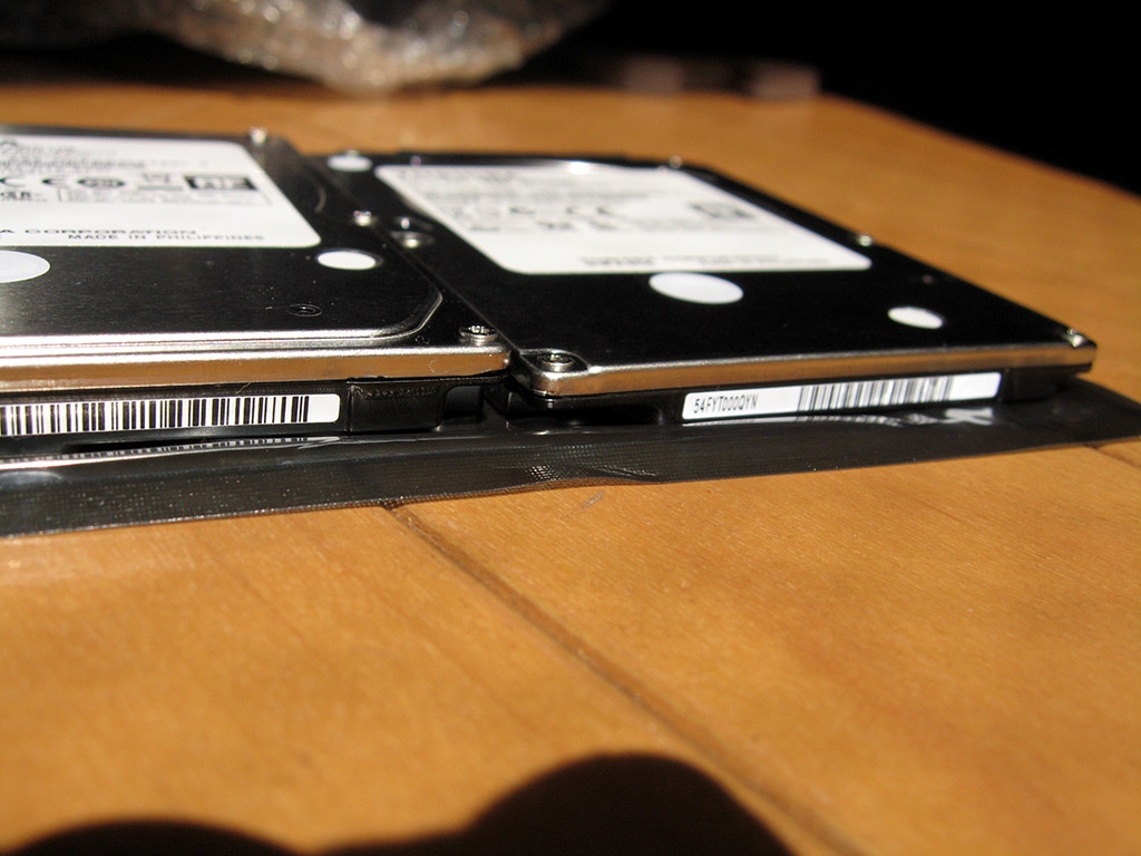 価格.com - 『9.5mmのHDD（左）との厚さ比較。さすが7mm、薄っぺらい