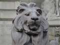 ニューヨーク公共図書館ライオン像（距離約25m）。光学30倍。