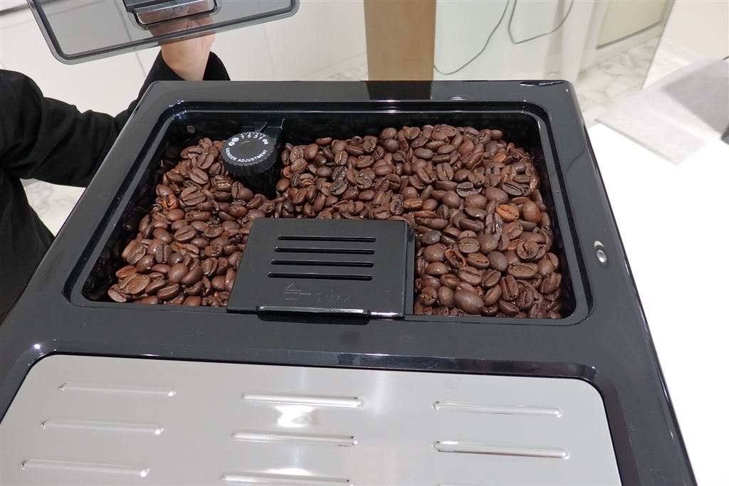 価格.com - 『たっぷり充填できる豆のセット部』デロンギ エレッタ