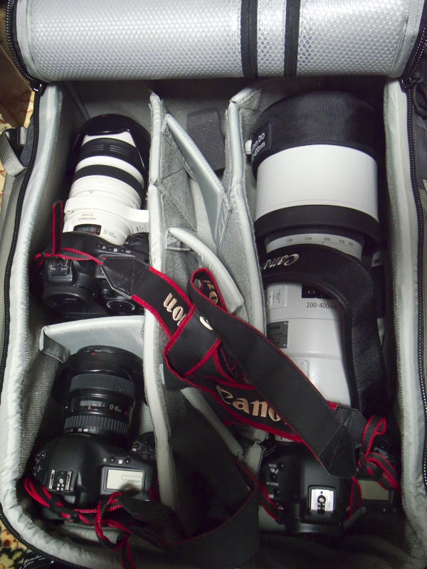 価格.com - 『出発前にカメラバッグに詰め込んでいる様子』CANON EF200