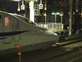 夜のホームに一休みをしているN700系