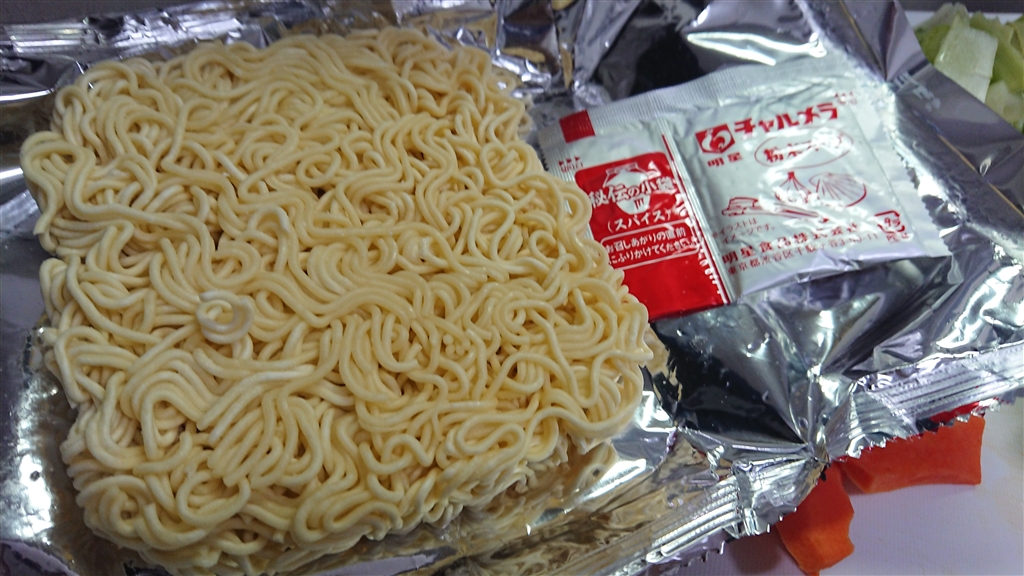 価格 Com 個袋を開封すると 麺 粉末スープ 秘伝の小袋が入っています 明星食品 チャルメラ しょうゆラーメン 97g 30食 Tio Platoさんのレビュー 評価投稿画像 写真 すずネコ スペシャルパッケージニャ チャルメラ しょうゆ編