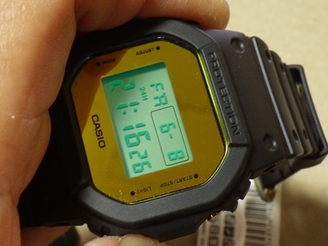 価格.com - 『バックライト点灯時、反転液晶の様に文字が浮かび上がり