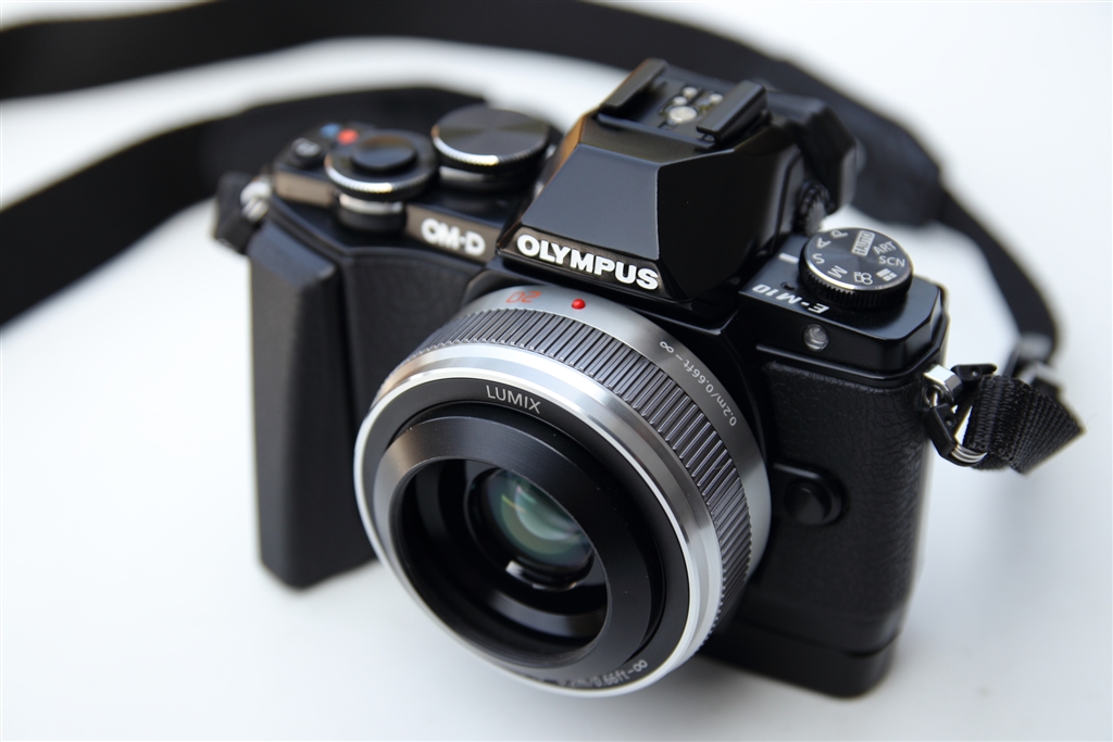 カメラ超美品　OLYMPUS OM-D E-M10  LUMIX 20mm