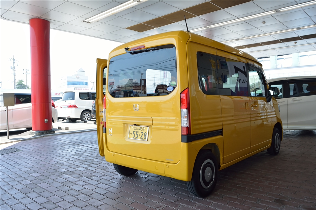 価格 Com リア 赤テールとこのイエローのカラーリングがシンプルさから来る 可愛さ ホンダ N Van 商用車 2018年モデル といれっとれじゃーさんのレビュー 評価投稿画像 写真 軽自動車に新たな歴史が Funを試乗してきました 415890