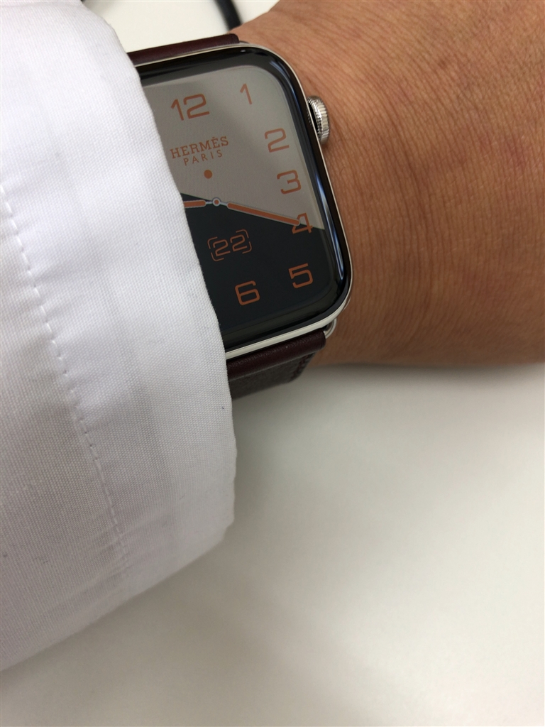 価格.com - 『白衣から見えるとこんな感じ』Apple Watch Hermes Series