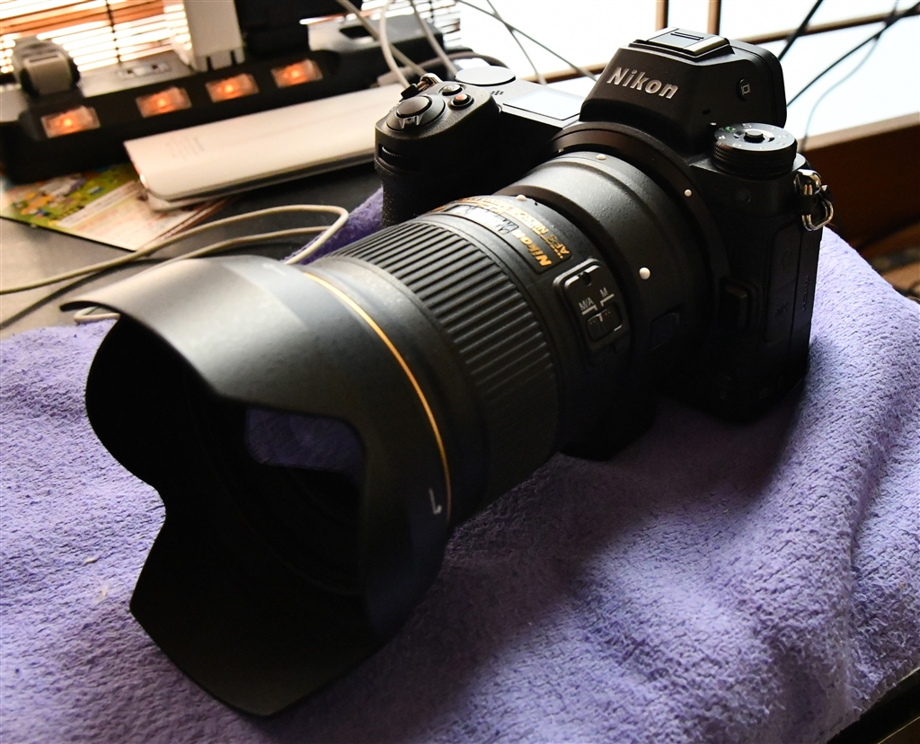 価格.com - 『24mm f1.8です。 意外に長く感じるのは 本体が小さい
