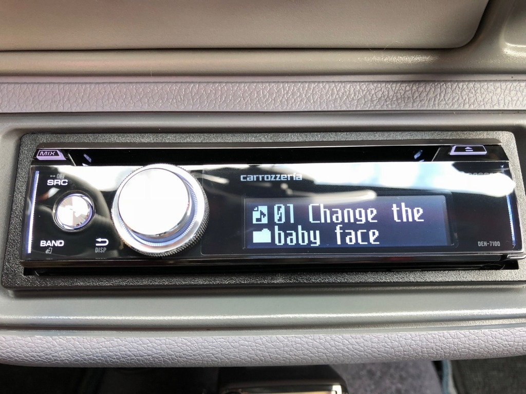 価格.com - 『USB端子を背面に備え自動でアーティスト/アルバム/曲名