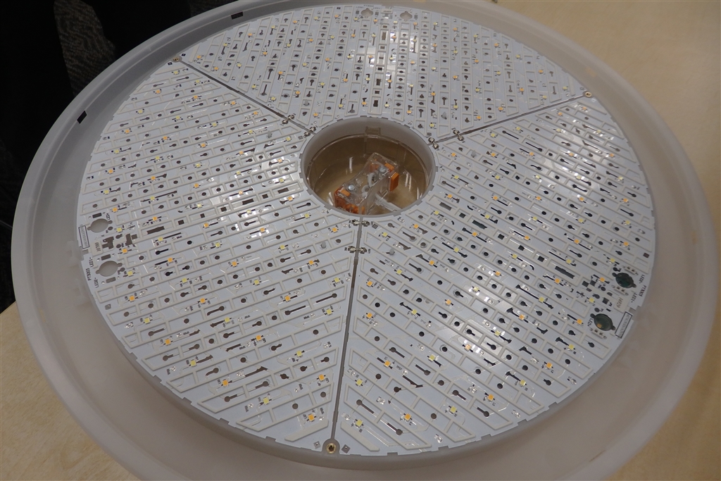 価格 Com 錫メッキ鋼板を用いた構造により 基板に直接ledチップが配置されている アイリスオーヤマ Cl8dl 6 0ait 神野恵美さんのレビュー 評価投稿画像 写真 ドレスアップしたタイプのアイリスの無線lan内蔵ledシーリング