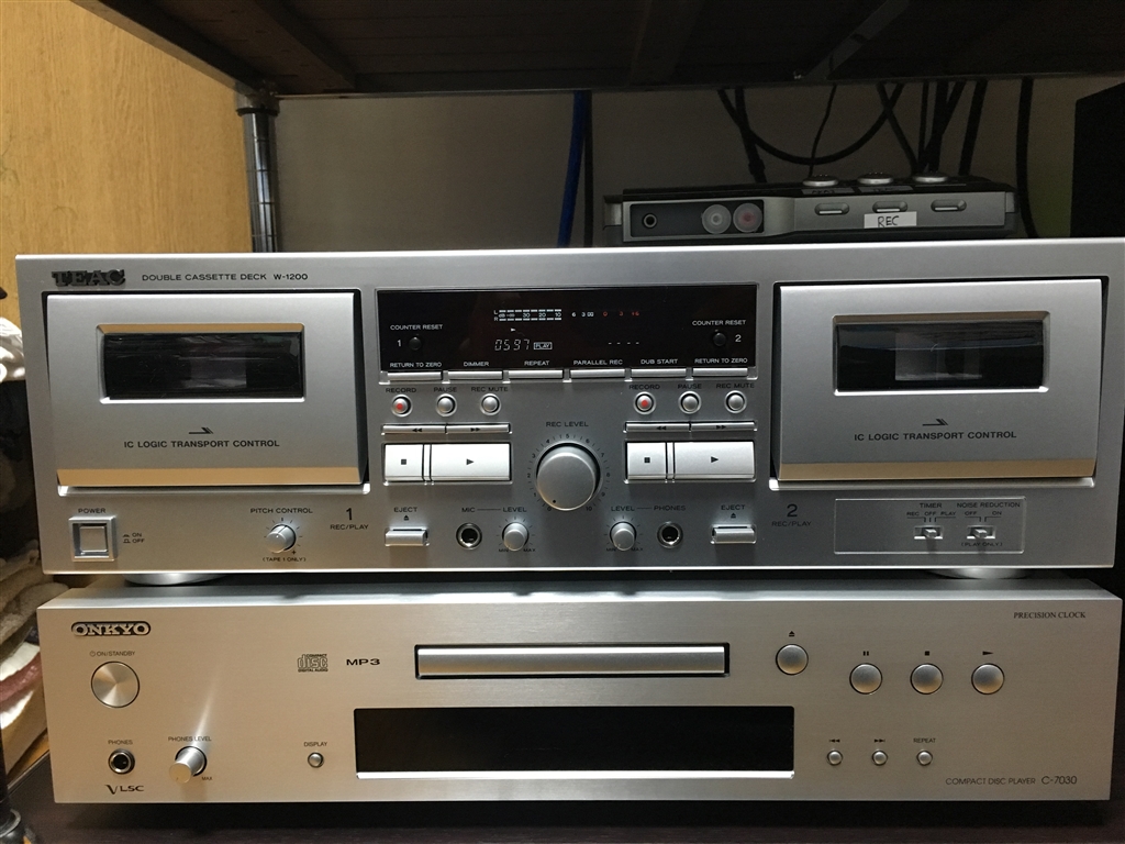 価格.com - 『デザインはカセットデッキらしいデザイン、シルバーが映え高級感もあります。』TEAC W-1200  イーグルHMさんのレビュー・評価投稿画像・写真「TEACのカセットデッキへの想いを感じられるワンウェイ機」[442335]