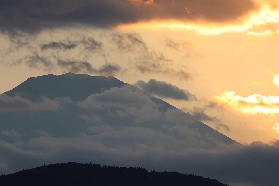 価格 Com 夏も終わる富士山 明暗差の大きい光景でもバランス良い露出で写る Canon Eos Kiss X9 Ef S18 55 Is Stm レンズキット シルバー ９８ぷろぐれすさんのレビュー 評価投稿画像 写真 メイン機はkissx9 サブ機にkissm