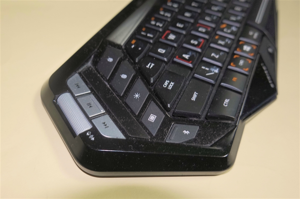 価格 Com 左側アップ Ledライトアップボタン 音量調整ホイールなどが列ぶ Mad Catz S T R I K E M Wireless Keyboard Black Mc Strikem Bk Pc ブラック 西川善司さんのレビュー 評価投稿画像 写真 短文入力目的に適したコンパクトで邪魔にならないミニ