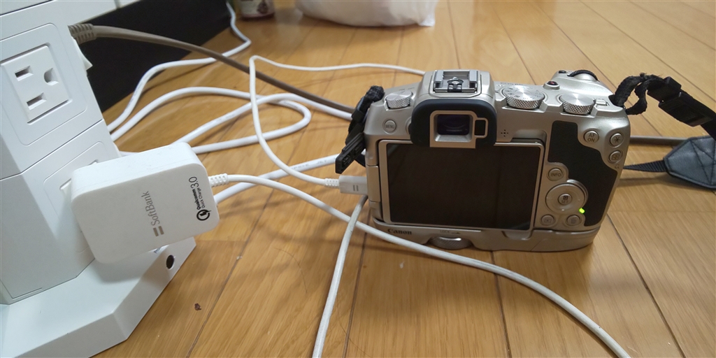 『そこら辺のスマホの充電器だが十分に使える』CANON PDE1