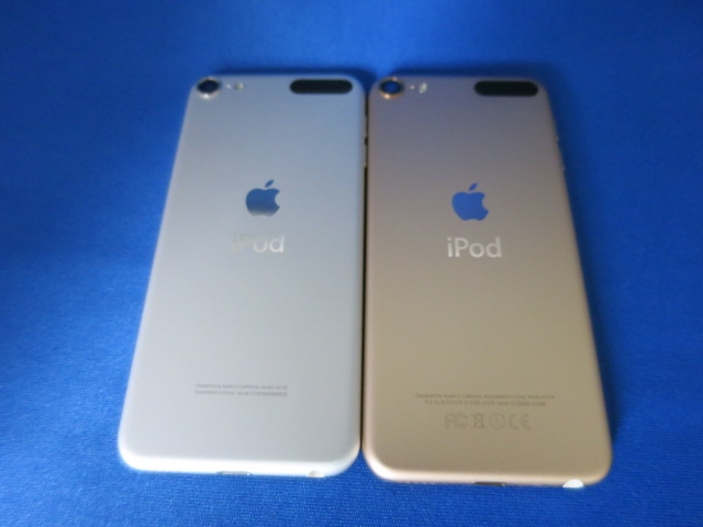 価格.com - 『左：第7世代 右：第6世代(裏)』Apple iPod touch MVHV2J/A [32GB シルバー]  肉名.comさんのレビュー・評価投稿画像・写真「わくわく感は全くないです。」[467167]