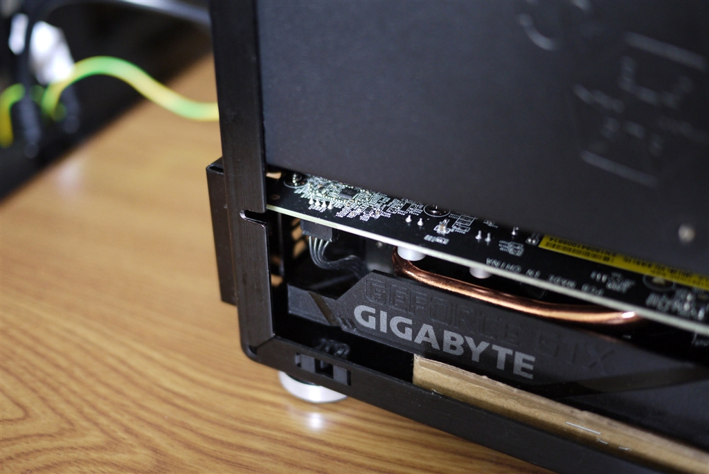 価格.com - 『グラボが出せるように、ケースとグラボカバーを切り欠