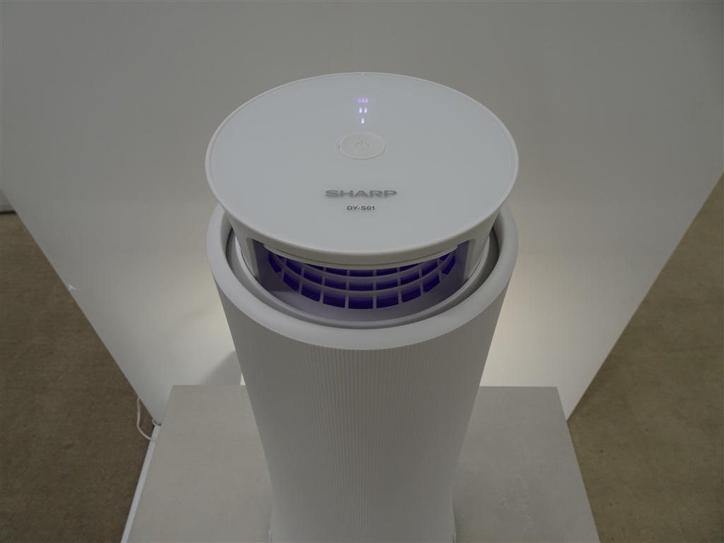 価格.com - 『上面の送風口と操作部』シャープ DY-S01 神野恵美さんの