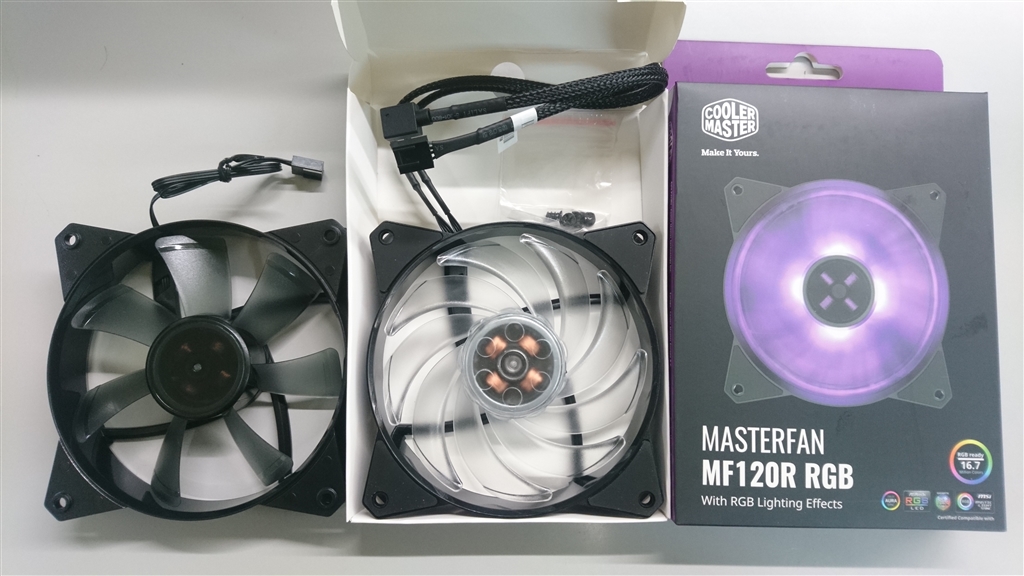 価格 Com 左は同メーカー製pcケース付属fan 並べると振動緩衝用ゴムなど随分と違う Cooler Master Masterfan Mf1r Rgb R4 C1ds pc R1 Takesi 38さんのレビュー 評価投稿画像 写真 コスパ優秀なpwm Rgb両対応 Fan