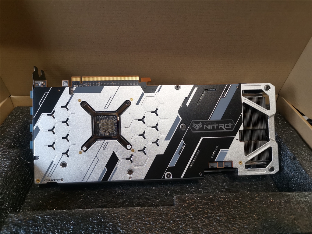 価格.com - 『バックプレートがカッコいい。』SAPPHIRE NITRO+ RADEON 