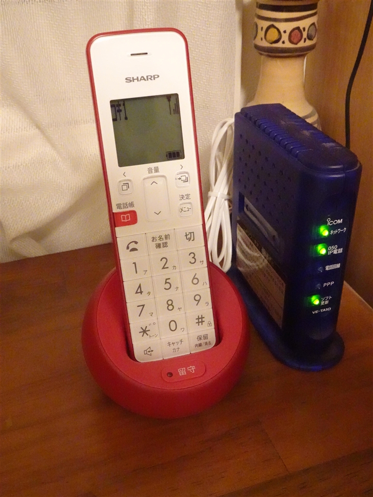 価格.com - 『受話器本体と充電台を兼ねた親機をセットした待機時の