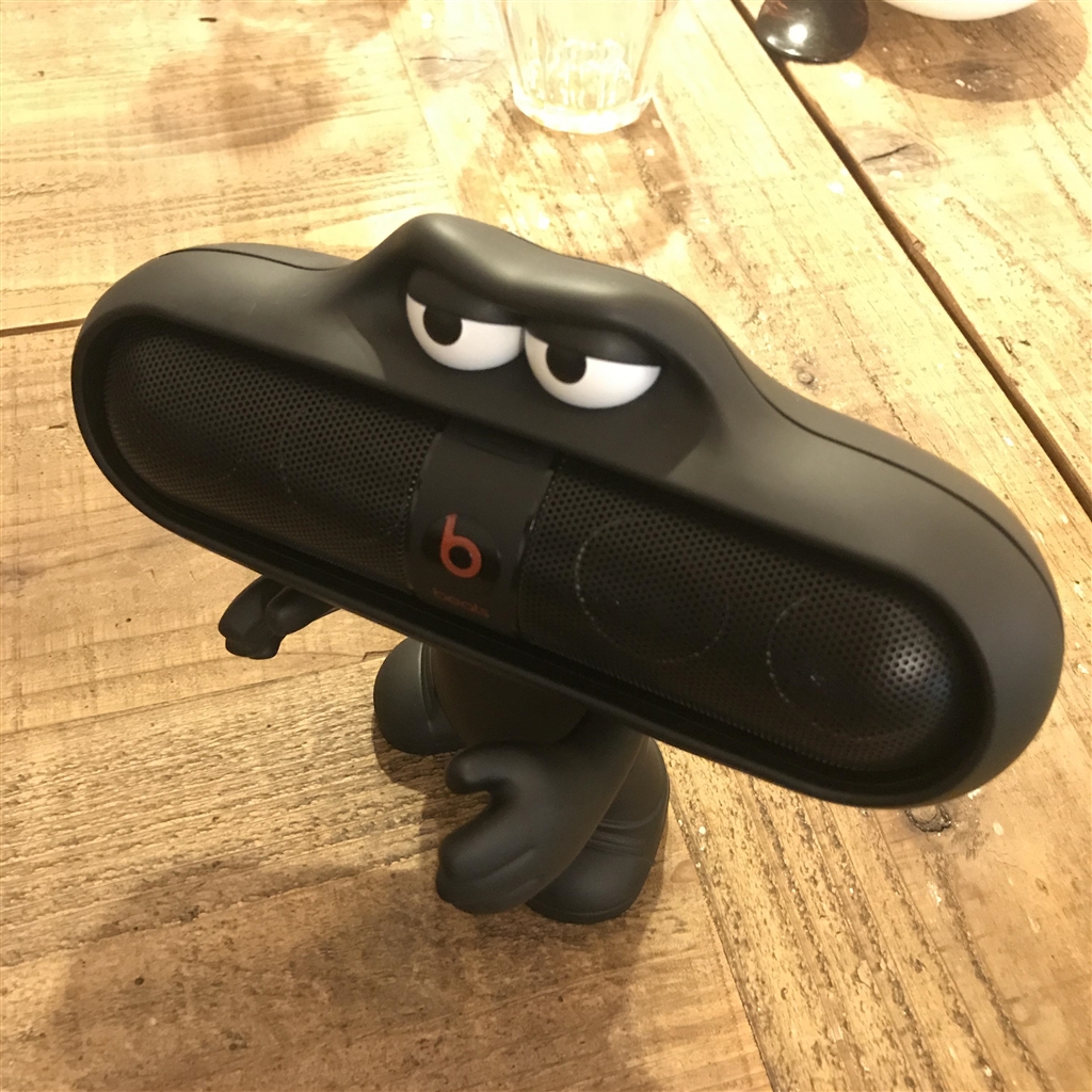 価格 Com オプションのスピーカースタンドに収まった様子 ビーツ エレクトロニクス Beats Pill Bt Sp Pillbt V2 Blk ブラック どんどんぱんぱんさんのレビュー 評価投稿画像 写真 他にない可愛さ 一目ぼれしました 512444