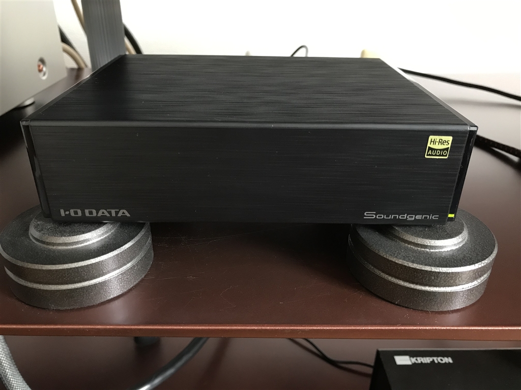 価格.com - 『脚部は鋳鉄製インシュレータを使用』IODATA Soundgenic