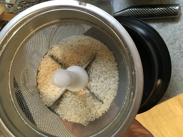価格.com - 『お米をお釜に入れる時に、網ごと取り出した写真です』山本電気 MICHIBA KITCHEN PRODUCT 匠味米 MB