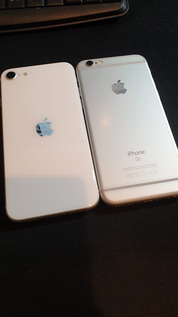 価格 Com 6sと比較してすっきりした背面になりました Apple Iphone Se 第2世代 128gb Simフリー ホワイト まっすー さんのレビュー 評価投稿画像 写真 新しいけどデザインは新しくない でも速い速い 515533